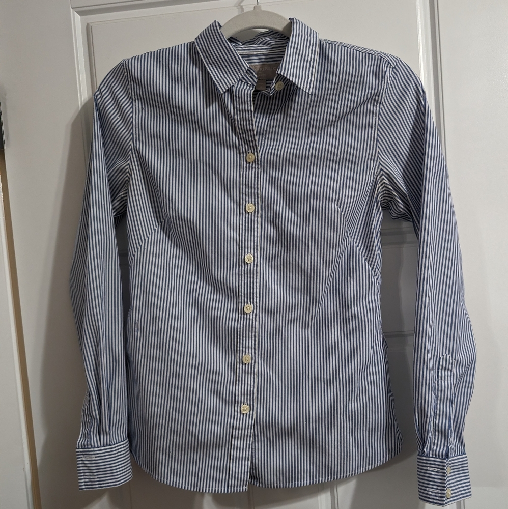 Banana Republic tailored non iron button-up size 2 petite women's